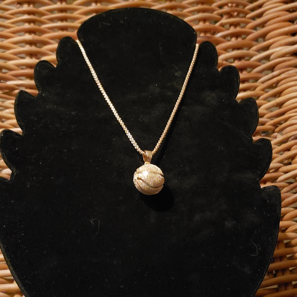 Elegant Golden Pendant Necklace